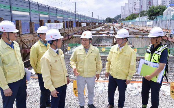 강기정 광주시장이 장마철을 앞두고 25일 광산구 우산동 우수저류시설 설치 공사현장을 찾아 박병규 광산구청장, 이용빈 국회의원과 함께 호우 대비 안전관리 대책을 점검하고 있다./사진=광주시