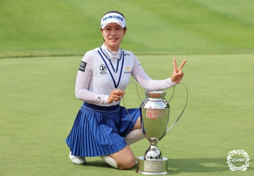 우승 트로피와 함께 포즈를 취한 박민지. [사진=KLPGA]