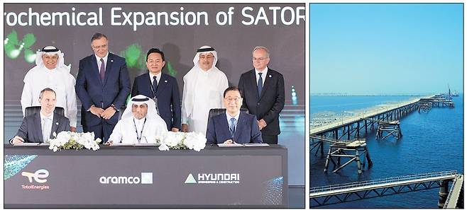 국토교통부는 지난 24일(현지시간) 현대건설이 아람코와 아미랄 석유화학 플랜트 패키지 1·4번 프로젝트 계약 서명식을 진행했다고 26일 밝혔다. 사우디 아미랄 프로젝트 계약 서명식에 참석한 원희룡(뒷줄 가운데) 국토교통부 장관이 참석자들과 기념 촬영을 하고 있다(왼쪽 사진). 현대건설이 1976년 수주한 사우디아라비아 주베일 산업항 앞 바다. 현대건설은 이 일대에서 50억달러 규모의 석유화학플랜트 공사를 다시 수주했다고 26일 밝혔다. [국토교통부·현대건설]