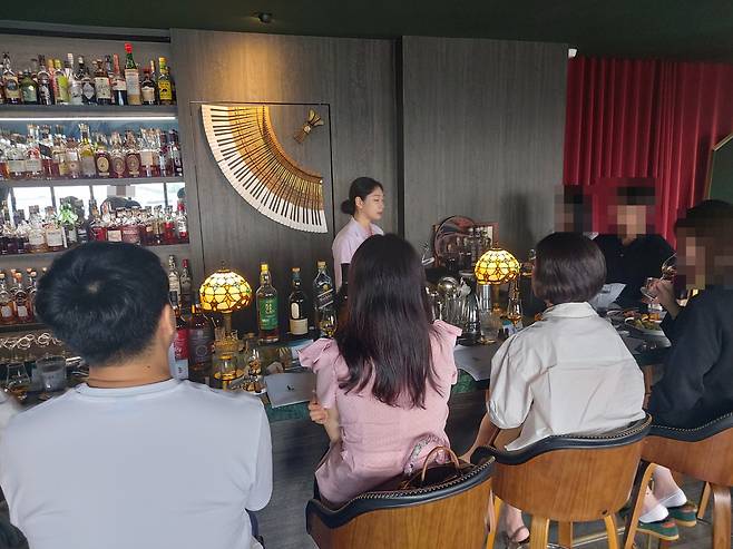 믹소올로지스트 한지안 씨가 24일 서울 마포구 몰트바 루바토에서 진행된 인문학 와인모임 ‘그날의분위기’ 주최 원데이 위스키 클래스에서 설명하고 있다. 김희량 기자