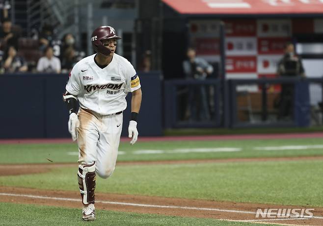 [서울=뉴시스] 김근수 기자 = 키움 히어로즈 이정후가 KBO 올스타전 최다 득표를 차지했다. 사진은 지난달 18일 서울 구로구 고척스카이돔에서 열린 2023 KBO 리그 두산 베어스와 키움 히어로즈의 경기, 8회 말 키움 히어로즈 공격, 1사 주자 1,2루 상황 이정후가 안타를 치고 있는 모습 2023.05.18. ks@newsis.com