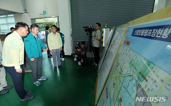 [서울=뉴시스] 김명년 기자 = 한창섭 행정안전부 차관이 26일 오전 서울 관악구 신림 빗물펌프장을 방문해 풍수해 대비상황을 보고받고 있다. 2023.06.26. kmn@newsis.com