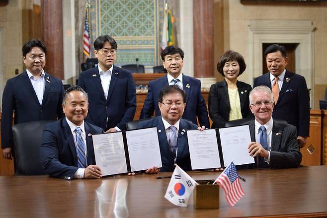 [부산=뉴시스] 미국 LA 시의회가 ‘LA시의 2030 부산세계박람회 지지 결의안’을 상정했다. 부산시의회 대표단과 지지 결의안을 발의한 존 리 의원이 기념촬영을 하고 있다. (사진=부산시의회 제공) *재판매 및 DB 금지