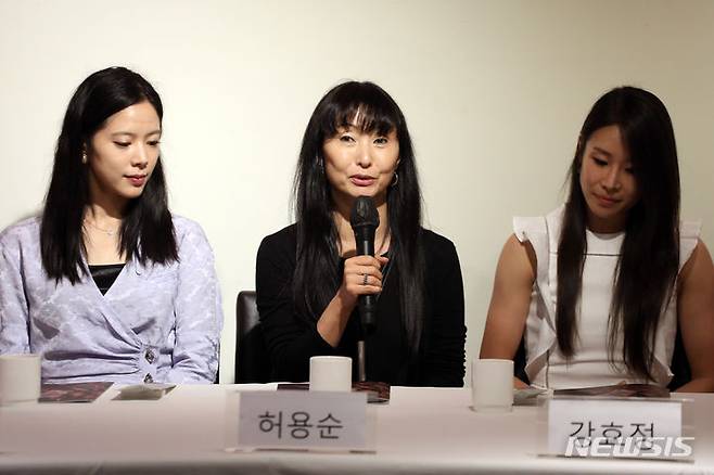 [서울=뉴시스] 박진희 기자 = 이은원(미국 워싱턴발레단 수석무용수), 안무가 허용순(전 Dusseldorf Ballet) 예술감독, 강효정(오스트리아 빈 국립발레단 수석무용수)이 26일 서울 중구 달개비에서 '제20회 한국을 빛내는 해외무용스타 초청공연' 기자간담회를 하고 있다. 2023.06.26. pak7130@newsis.com