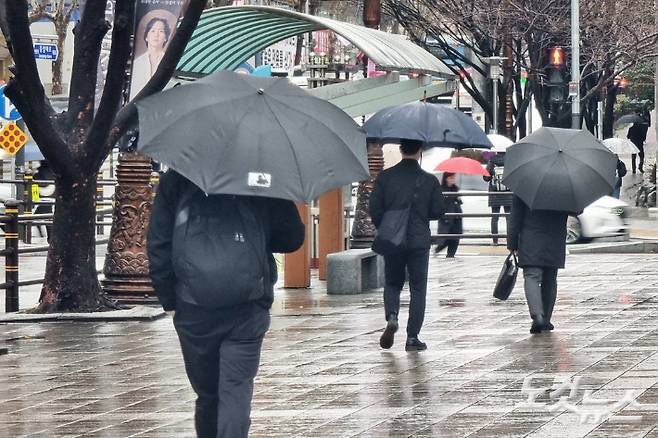 비 내리는 부산지역 아침 출근길. 송호재 기자