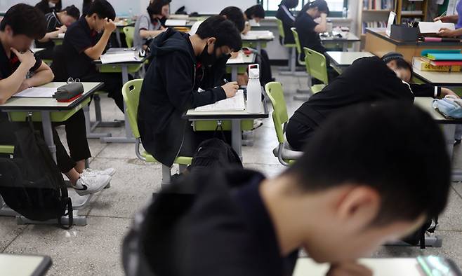 지난 20일 서울의 한 고등학교 3학년 교실에서 학생들이 공부를 하고 있다. 연합뉴스