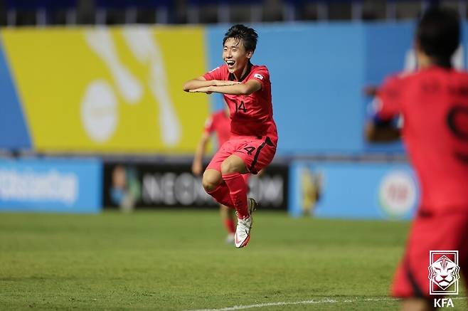 ▲ 25일 태국 빠툼타니 스타디움에서 열린 2023 아시아축구연맹(AFC) U-17 아시안컵 8강에서 네 번째 골을 넣고 세리머니하는 김현민. ⓒ대한축구협회