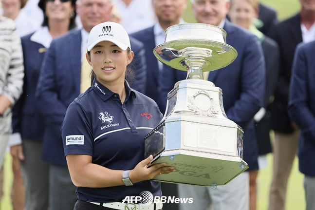 인뤄닝이 26일 KPMG 여자 PGA 챔피언십에서 우승을 차지하고 트로피를 들어올리고 있다. /AFPBBNews=뉴스1