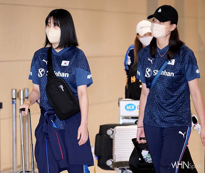 한국 여자배구 대표팀 염혜선(좌)-표승주가 입국하고 있다ⓒMHN스포츠 이지숙 기자