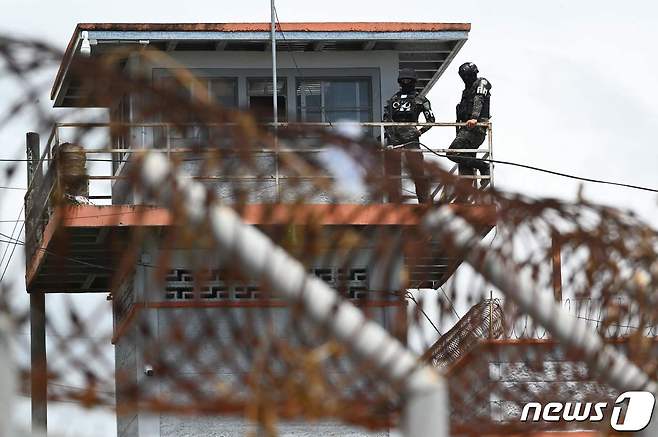 26일(현지시간) 온두라스 테구시갈파 타마라 교도소에서 수감자 통제를 맡은 군 헌병대 대원들이 망루에서 감시하고 있다. 2023.06.26/ ⓒ AFP=뉴스1 ⓒ News1 권진영 기자