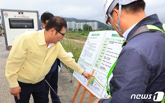 이상익 전남 함평군수가 26일 장마철을 앞두고 함평읍 내교리 등 상습 침수 지역을 점검하고 있다.(함평군 제공)2023.6.27./뉴스1