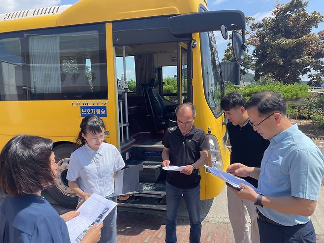 통학차량 통합관리 분석팀이 한 초등학교에서  통학 노선과 탑승 인원을 분석하고 있다.(부여교육지원청 제공)/뉴스1