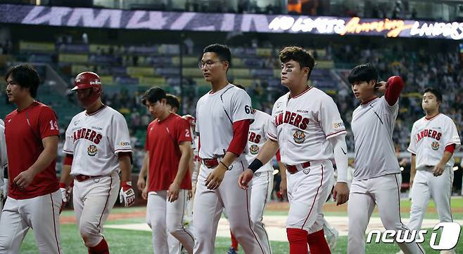 27일 오후 인천 미추홀구 문학동 SSG랜더스필드에서 열린 프로야구 '2023 신한 SOL KBO리그' LG트윈스와 SSG랜더스의 경기에서 0:14로 승리를 내준 SSG 선수들이 팬들에게 인사 후 더그아웃으로 들어가고 있다. 2023.6.27/뉴스1 ⓒ News1 박정호 기자