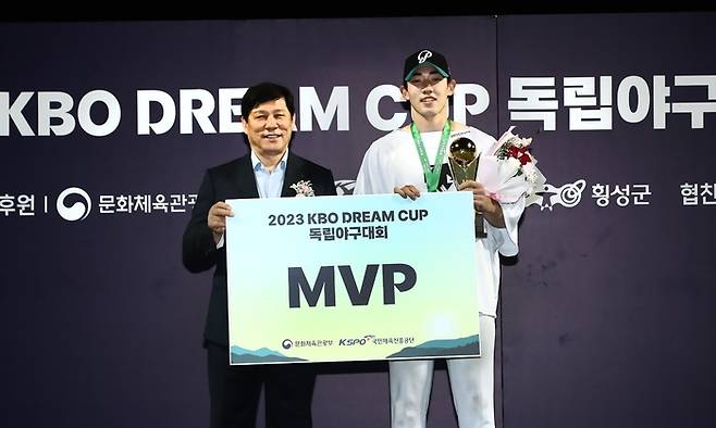 파주 챌린저스 진우영이 지난 12일 횡성 KBO 야구센터에서 열린 2023 KBO 드림컴 독립야구대회에서 MVP를 수상하고 있다.