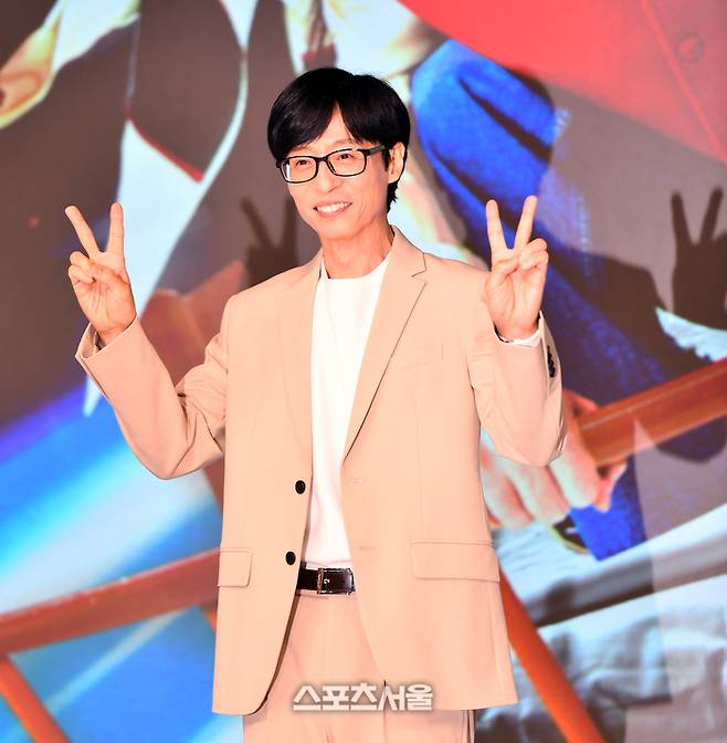 유재석이 13일 JW매리어트 동대문스퀘어에서 열린 디즈니플러스 새 예능 ‘더 존: 버텨야 산다2’ 제작발표회 무대에 올라  포토타임을 갖고 있다. 박경림의 요청으로 색다른 댄스타임이 진행되고 있어 눈길을 끈다. 2023.06.13.  강영조기자 kanjo@sportsseoul.com