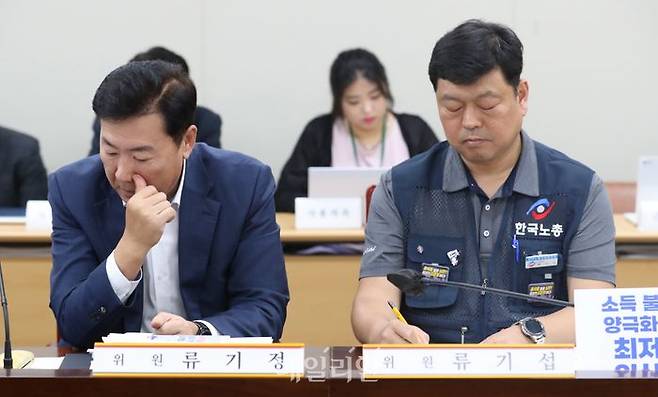 27일 세종시 정부세종청사에서 열린 최저임금위 8차 전원회의에서 류기정 사용자 위원과 류기섭 근로자 위원이 경직된 표정으로 나란히 앉아 있다. 이날 회의는 근로자 위원들이 구속 중인 김준영 한국노총 금속노련 사무처장을 근로자위원에서 직권해촉한 것에 항의하며 퇴장했다.ⓒ뉴시