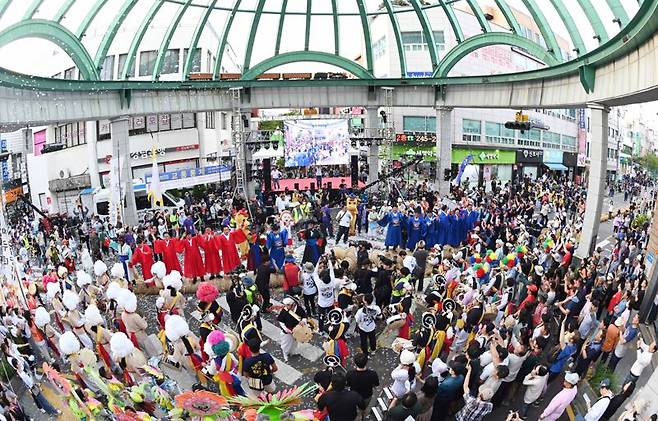 지난 24일 울산 중구 원도심 시계탑 사거리에서 진행된 2023 태화강 마두희 축제의 '울산큰줄당기기' 모습. 마두희는 매년 단오 때 풍년을 기원하며 울산시민들의 화합을 다다=져온 전통놀이로, 일제강점기 사라졌다가 약 10년 전 복원된 후 울산시민들의 여름 축제로 자리잡아 가고 있다. 울산 중구 제공