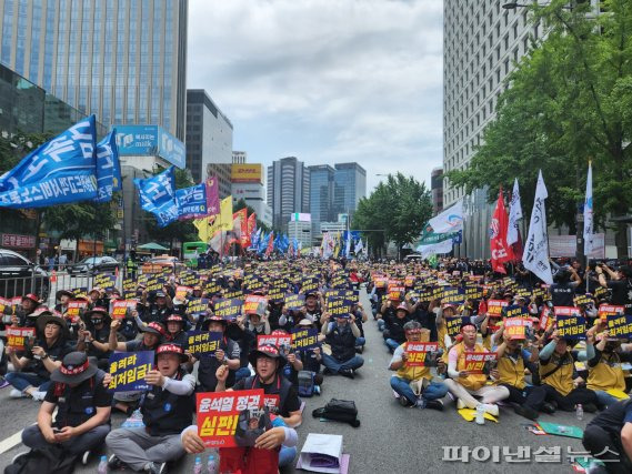 27일 서울 중구 세종대로에서 한국노총 간부 조합원 약 1만명이 "윤석열 퇴진"을 외치고 있다/사진=김동규 기자