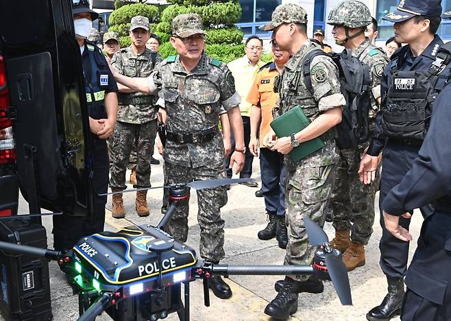 전동진 지상작전사령관이 6월 13일 오후 경기도 평택시 한국석유공사 평택지사에서 열린 '2023 경기·인천권역 화랑훈련 통합방호훈련'에서 전시된 장비를 살펴보고 있다. 사진=뉴시스