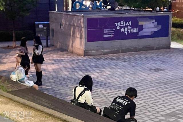 지난 21일 저녁 서울 마포구 홍대 인근 경의선 책거리 광장에 '멘헤라' 문화를 향유하는 청소년들이 모여 있다. 이들의 허락을 받고 먼 거리에서 사진 촬영을 했다. 장수현 기자