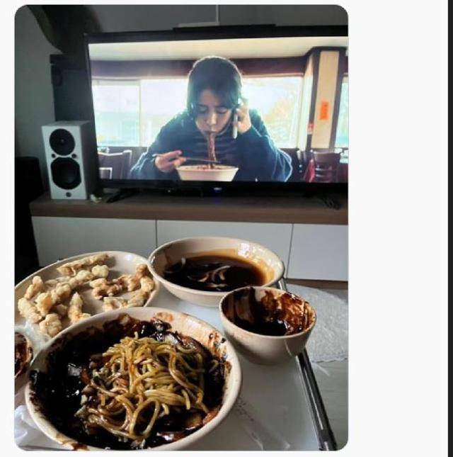 사회관계망서비스(SNS)에 올라온 '임지연 정식' 인증 사진. 임지연 정식은 드라마 '마당이 있는 집'에서 임지연이 극 중 남편이 죽은 뒤 중국집에 가서 먹은 짜장면과 군만두, 탕수육을 일컫는다.