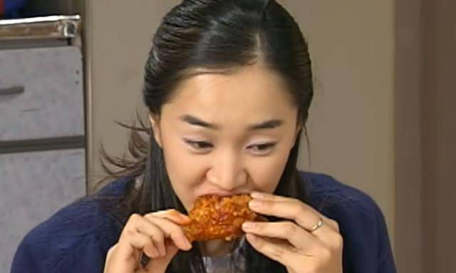 드라마 '회전목마'에서 수애가 치킨을 야무지게 뜯어먹고 있다. 그는 극 중 임신부 역을 맡았다. 이 '먹방'이 화제가 되자 수애는 "워낙에 닭요리를 좋아한다"며 "영상을 보다가 (치킨을) 시켜 먹었다"고 말했다.