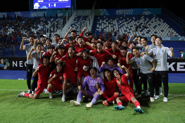 대한민국 U-17 대표팀 선수들이 25일 태국과의 AFC U-17 아시안컵 8강 승리로 FIFA U-17 월드컵 진출권을 따낸 뒤 기뻐하고 있다. 대한축구협회 제공