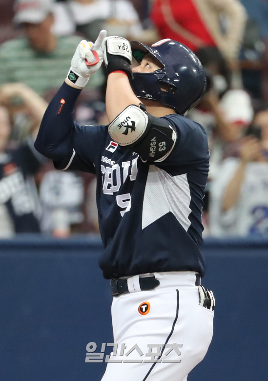 2023 KBO 프로야구 키움 히어로즈와 두산 베어스의 경기가 25일 오후 서울 고척스카이돔에서 열렸다. 5회초 무사 1루 양석환이 투런홈런을 치고 홈인하며 세레머니를 하고 있다. 고척=김민규 기자 mgkim1@edaily.co.kr /2023.06.25/