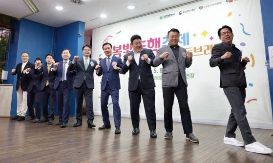 조주현(왼쪽 다섯째) 중소벤처기업부 차관이 봄빛 동행축제 성공 개최를 위해 5월 8일 대전 중앙로 지하상가에서 동행축제 공동브리핑 행사를 개최했다.