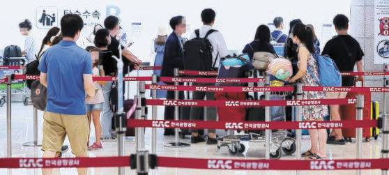 지난18일 서울 김포공항 국제선 청사 출국장 탑승 수속 카운터가 붐비는 모습. [연합뉴스]
