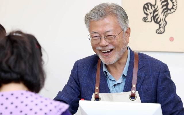 ▲ 문재인 전 대통령이 경남 양산시 하북면 ‘평산책방’에서 계산 업무를 하고 있는 모습. 연합뉴스