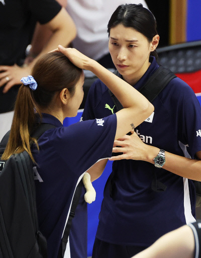 심각한 김연경 여자 배구 대표팀 어드바이저 김연경(오른쪽)이 27일 수원 서수원칠보체육관에서 열린 VNL 불가리아전에서 패한 뒤 심각한 표정으로 한유미 코치와 대화하고 있다. 연합뉴스