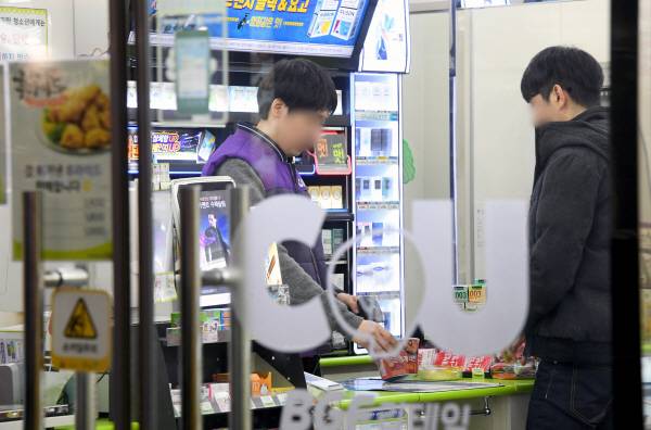 한 학생이 편의점에서 물품을 사고 있다. 국제신문DB