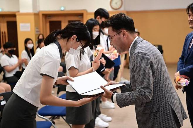 (재)동구교육발전장학회 윤석준(동구청장) 이사장이 ‘제14회 동구교육발전장학회 장학금 전달식’에서 장학증서를 전달하고 있다. (동구청 제공) 2023.06.27