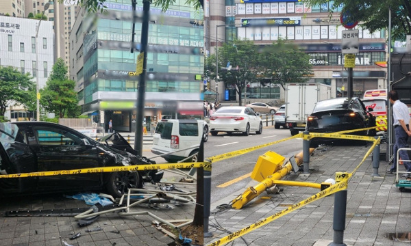 26일 서울 서초구 일대에서 사고를 낸 테슬라 차량 모습. 독자 제공