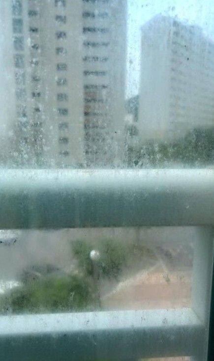 위층서 흘러 내려온 소변으로 뿌옇게 오염된 유리창. 온라인 커뮤니티 ‘보배드림’ 캡처