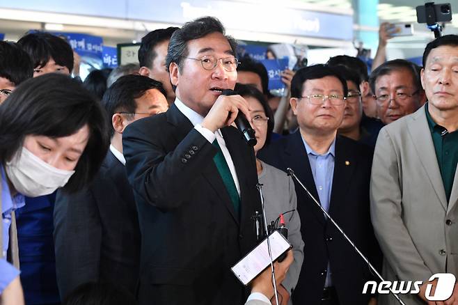 (인천공항=뉴스1) 허경 기자 = 이낙연 전 더불어민주당 대표가 24일 오후 인천국제공항 제2여객터미널을 통해 귀국한 뒤 지지자들을 향해 인사말하고 있다.   1년간의 미국 유학 생활을 마친 이 전 대표는 "국민이 나라 걱정하는 지경"이라며 "못다한 책임 다 할 것"이라고 밝혔다. (공동취재)2023.6.24/뉴스1  Copyright (C) 뉴스1. All rights reserved. 무단 전재 및 재배포 금지.