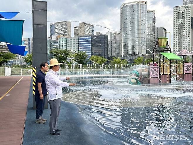 이현재 하남시장이 22일 하남시 지역 내 주요 어린이 물놀이장 3개소를 방문해 안전 및 운영 준비상태 전반에 대해 점검하고 있다. /사진=뉴시스( 하남시 제공)