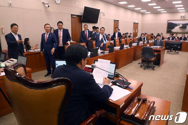 (서울=뉴스1) 황기선 기자 = 국민의힘 의원들이 27일 서울 여의도 국회에서 열린 농림축산식품해양수산위원회 전체회의에서 '후쿠시마 오염수 방류 계획 철회 및 수산물 안전성과 어업인 보호 대책 마련 촉구 결의안' 처리에 항의하며 퇴장하고 있다. 2023.6.27/뉴스1  Copyright (C) 뉴스1. All rights reserved. 무단 전재 및 재배포 금지.