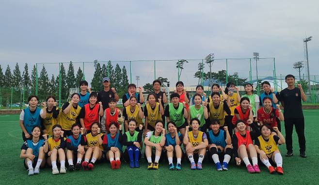 지난 24일 경남FC 여성 아마추어 축구팀 레드로즈FC 2기 선수 선발 테스트에 참가한 선수들이 기념촬영을 하고 있다./사진=경남FC 제공