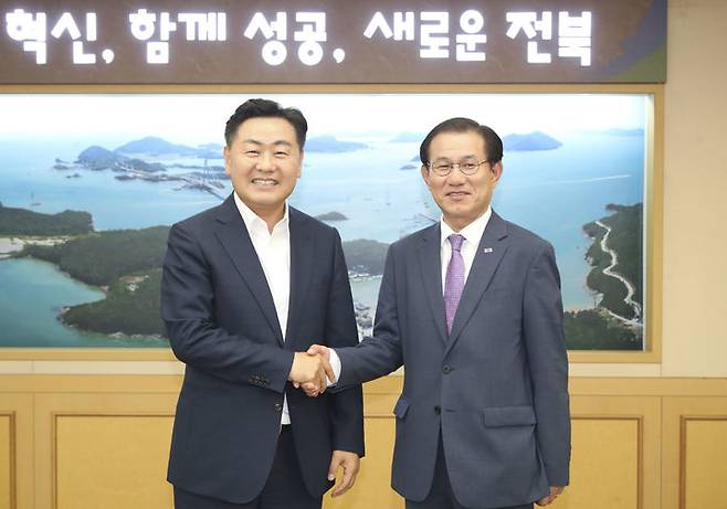 [전주=뉴시스] 27일 전북도청 회의실에서 김관영 전북지사와 남형기 국무조정실 특별자치시도지원단장이 면담을 갖고 특별자치도 출범과 지원위원회 개최를 위한 사전 논의를 갖고 있다. 2023.06 27 (사진= 전라북도청 제공)  *재판매 및 DB 금지