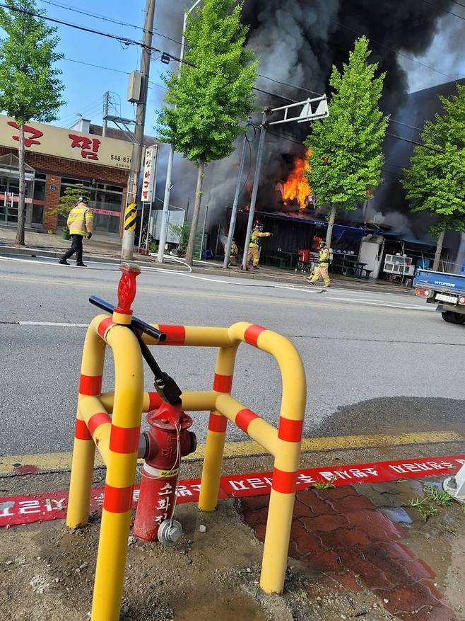 [김제=뉴시스] 최정규 기자 = 27일 오전 7시 49분께 전북 김제시 요촌동의 한 상가에서 불이 난 모습.(전북소방본부 제공) *재판매 및 DB 금지