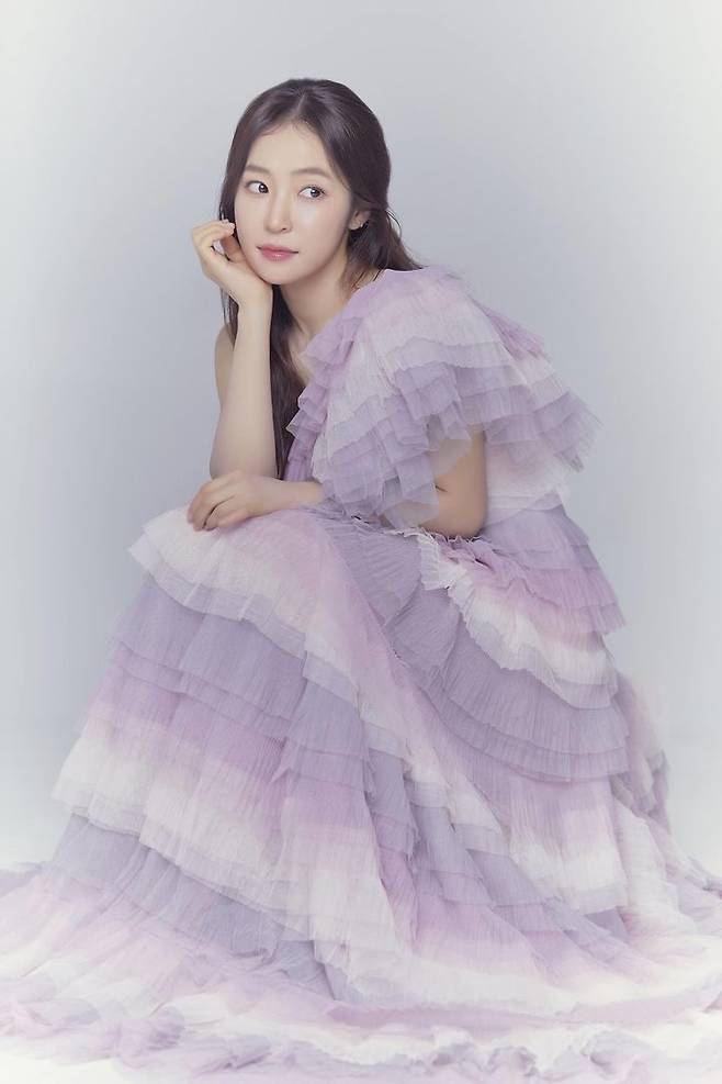 = Singer Hongja exuded a palette of charm.On the 27th, Hongja unveiled a colorful charm picture through his agency Mystic Story.Hongja in the picture is wearing a white dress shirt with a mischievous smile and a delightful charm. Hongja also wears a blue suit dress and boasts a sophisticated charm.Hongja, dressed in two colors of white and purple, showed a pure and colorful visual. She also showed the graceful aspect of the goddess of trot by digging a simple hanbok.Hongja gained popularity in 2019 by appearing on TV Chosuns Tomorrow is Miss. Trot. Since then, she has been active in various entertainment shows such as SBSs The Girls Who Hit the Goal and TV Chosuns Tuesday is Good at Night.In addition, Hongja donated 201 blood donations to Gachon University Gil Hospital along with the fan club Hongja Era on the 7th.