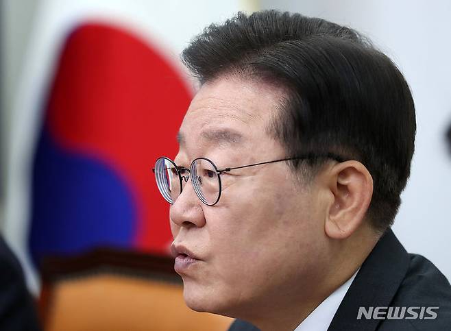 [서울=뉴시스] 이영환 기자 = 이재명 더불어민주당 대표가 지난 26일 오전 서울 여의도 국회에서 열린 최고위원회의에서 발언을 하고 있다. 2023.06.26. 20hwan@newsis.com