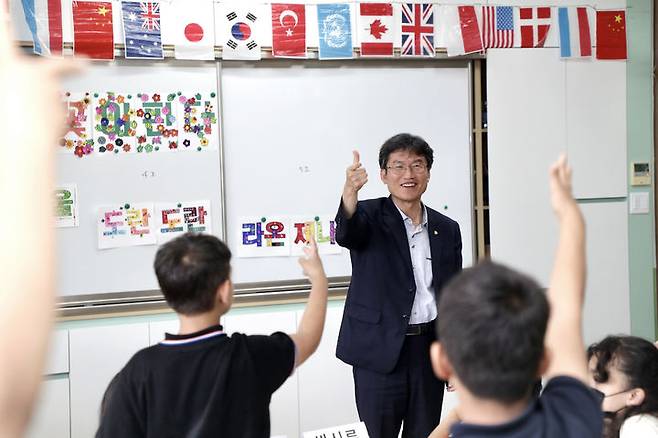 [울산=뉴시스] 구미현 기자 = 27일 오전 울산 동구 서부초등학교 한국어반을 방문한 천창수 교육감이 아프가니스탄인 학생들과 가위바위보 게임을 하고 있다. 2023.06.27. (사진=울산시교육청 제공) *재판매 및 DB 금지