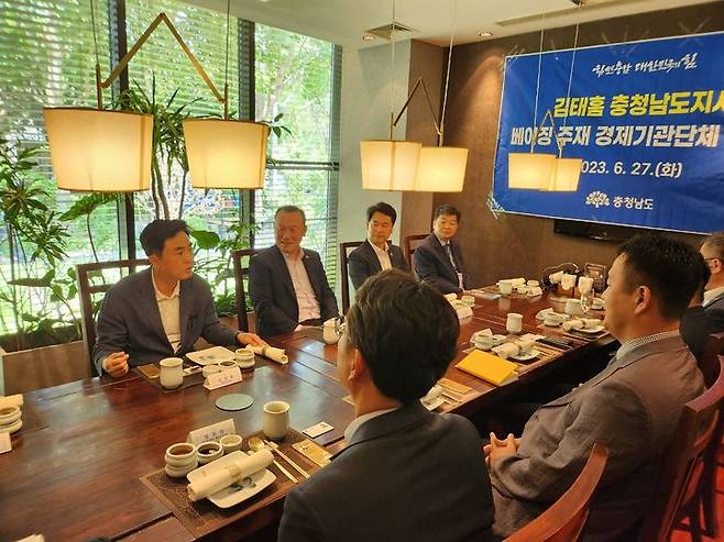 [홍성=뉴시스] 김태흠 충남지사가 중국 베이징 주재 한국 경제단체 간담회를 갖고 있다.  *재판매 및 DB 금지