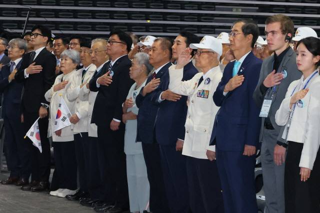 ▲한덕수 국무총리, 박민식 보훈부 장관, 한동훈 법무부 장관 등이 지난 25일 서울 장충체육관에서 열린 6.25 전쟁 73주년 기념행사에서 국민의례를 하고 있다. ⓒ국무총리실