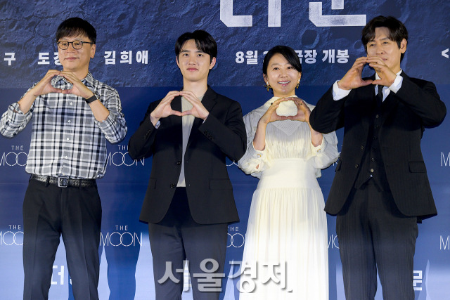 김용화 감독과 배우 도경수, 김희애, 설경구가 27일 오전 서울 용산구 CGV 용산아이파크몰에서 진행된 영화 ‘더 문’(감독 김용화) 제작보고회에서 포즈를 취하고 있다. 김규빈 기자