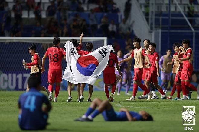 U-17 아시안컵 4강 진출에 기뻐하는 한국 선수단 | 대한축구협회 제공