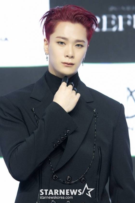 그룹 아스트로 유닛 '문빈&산하'의 문빈이 15일 오후 온라인 생중계로 진행된 두 번째 미니앨범 'REFUGE' 발매기념 미디어 쇼케이스에 앞서 포즈를 취하고 있다.  이번에 발매되는'REFUGE'에서 문빈&산하는 직접 악을 소멸하고 달래주는 '선택받은 자'로 변신했다. 나쁜 기억을 제거하기 위해 선과 악을 넘나들고, 때로는 기꺼이 필요악을 자처하며 모두의 은신처가 되길 바라는 두 사람의 색다른 스토리가 신비롭고 몽환적인 매력으로 구현될 예정이다. 사진제공=판타지오 2022.03.15 /사진=이동훈 기자 photoguy@